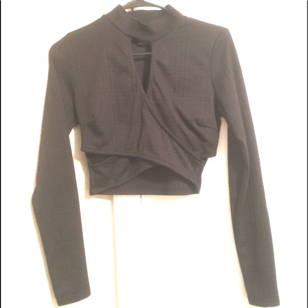 Long-sleeve crop top with key hole